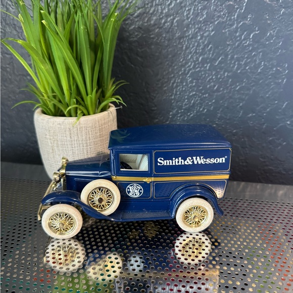Smith & Wesson Vintage Die-Cast Model Car Coin Bank – Blue/Gold (No Box) - Picture 1 of 3